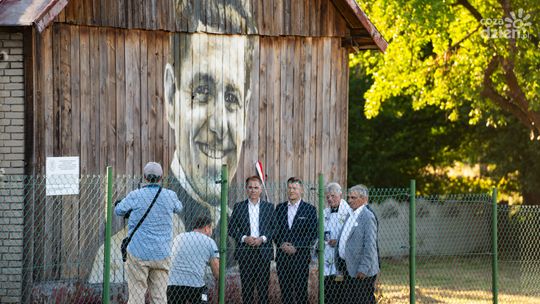 Odsłonięcie deskalu przedstawiającego ks. Romana Kotlarza (zdjęcia)