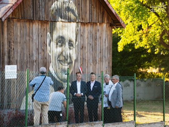Odsłonięcie deskalu przedstawiającego ks. Romana Kotlarza (zdjęcia)