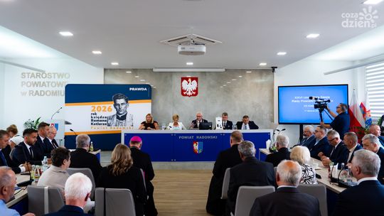 Uroczysta sesja Rady Powiatu upamietniająca ks. Romana Kotlarza (zdjęcia)