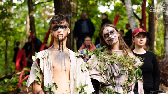 Rykowisko - pasowanie i otrzęsiny uczniów klas pierwszych Szkoły Leśnej w Garbatce-Letnisko (zdjęcia)