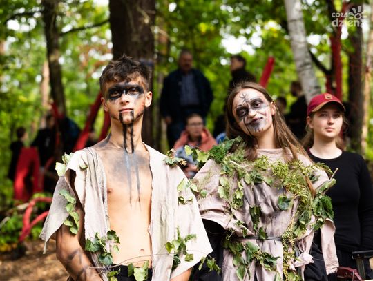 Rykowisko - pasowanie i otrzęsiny uczniów klas pierwszych Szkoły Leśnej w Garbatce-Letnisko (zdjęcia)