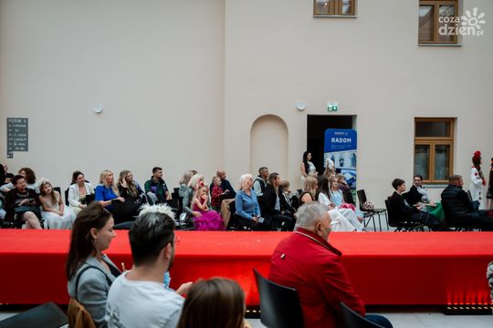 Pokaz kolekcji mody dziecięcej inspirowanej folklorem Mazowsza (zdjęcia)