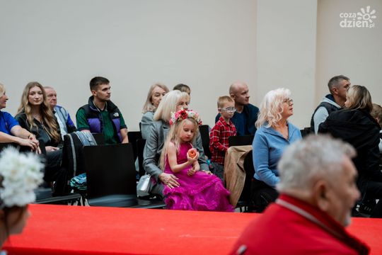 Pokaz kolekcji mody dziecięcej inspirowanej folklorem Mazowsza (zdjęcia)
