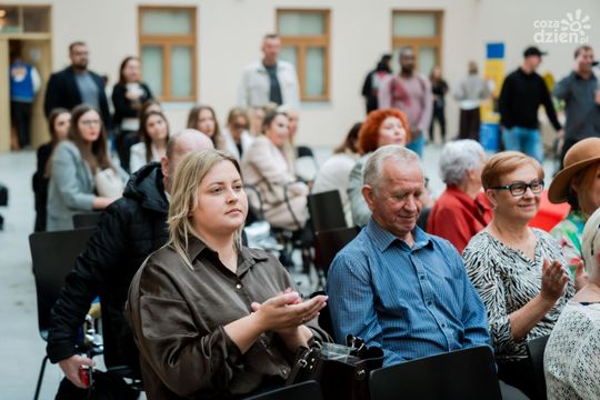 Pokaz kolekcji mody dziecięcej inspirowanej folklorem Mazowsza (zdjęcia)