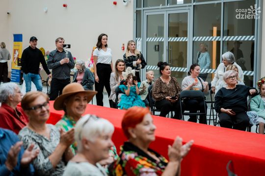 Pokaz kolekcji mody dziecięcej inspirowanej folklorem Mazowsza (zdjęcia)