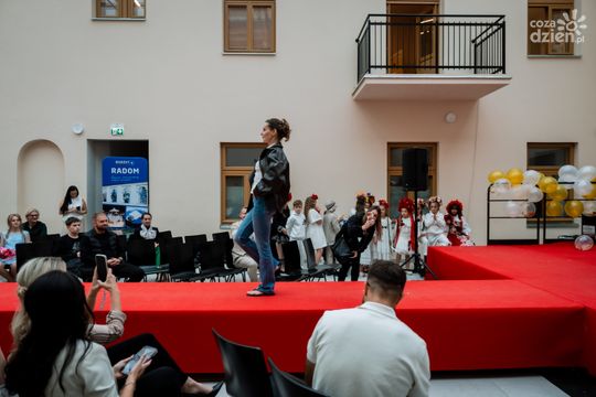 Pokaz kolekcji mody dziecięcej inspirowanej folklorem Mazowsza (zdjęcia)