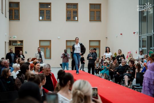 Pokaz kolekcji mody dziecięcej inspirowanej folklorem Mazowsza (zdjęcia)
