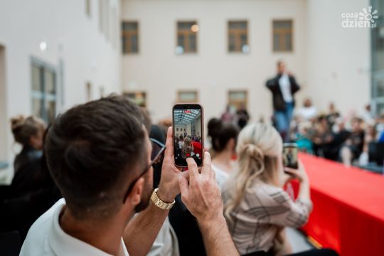 Pokaz kolekcji mody dziecięcej inspirowanej folklorem Mazowsza (zdjęcia)