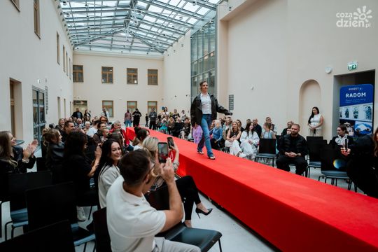 Pokaz kolekcji mody dziecięcej inspirowanej folklorem Mazowsza (zdjęcia)