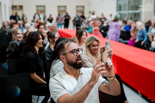 Pokaz kolekcji mody dziecięcej inspirowanej folklorem Mazowsza (zdjęcia)