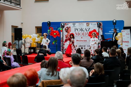 Pokaz kolekcji mody dziecięcej inspirowanej folklorem Mazowsza (zdjęcia)