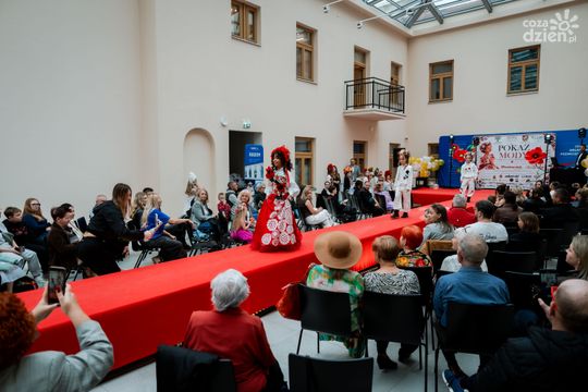 Pokaz kolekcji mody dziecięcej inspirowanej folklorem Mazowsza (zdjęcia)