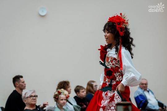 Pokaz kolekcji mody dziecięcej inspirowanej folklorem Mazowsza (zdjęcia)