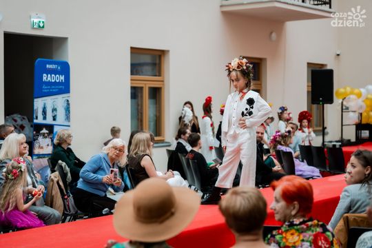Pokaz kolekcji mody dziecięcej inspirowanej folklorem Mazowsza (zdjęcia)