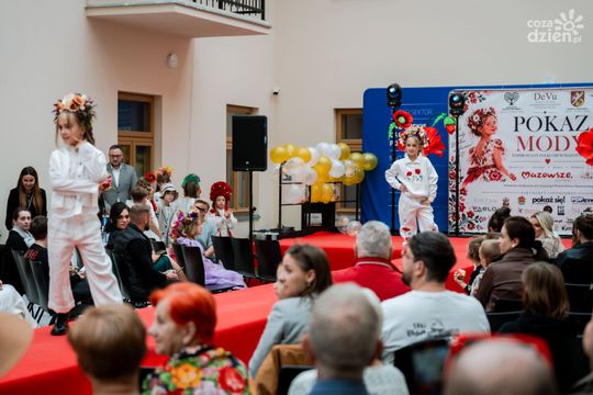 Pokaz kolekcji mody dziecięcej inspirowanej folklorem Mazowsza (zdjęcia)