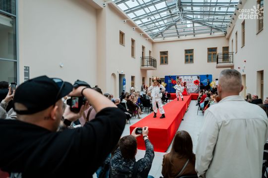 Pokaz kolekcji mody dziecięcej inspirowanej folklorem Mazowsza (zdjęcia)