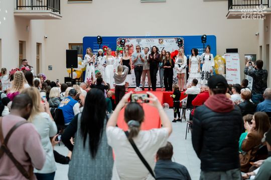 Pokaz kolekcji mody dziecięcej inspirowanej folklorem Mazowsza (zdjęcia)
