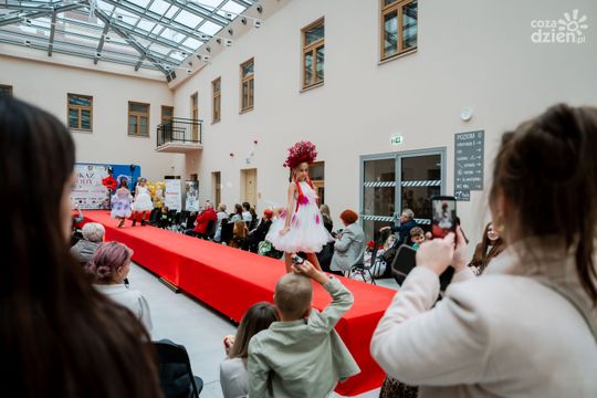 Pokaz kolekcji mody dziecięcej inspirowanej folklorem Mazowsza (zdjęcia)