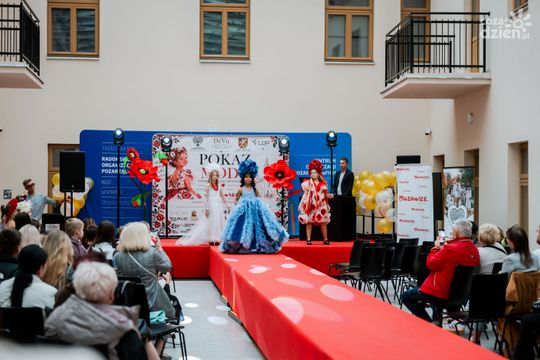 Pokaz kolekcji mody dziecięcej inspirowanej folklorem Mazowsza (zdjęcia)
