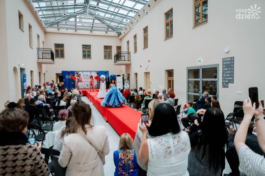 Pokaz kolekcji mody dziecięcej inspirowanej folklorem Mazowsza (zdjęcia)