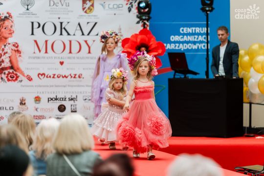 Pokaz kolekcji mody dziecięcej inspirowanej folklorem Mazowsza (zdjęcia)