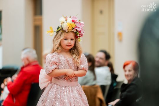 Pokaz kolekcji mody dziecięcej inspirowanej folklorem Mazowsza (zdjęcia)