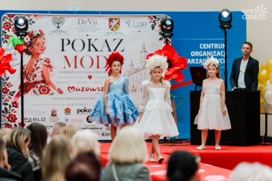 Pokaz kolekcji mody dziecięcej inspirowanej folklorem Mazowsza (zdjęcia)