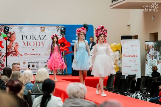 Pokaz kolekcji mody dziecięcej inspirowanej folklorem Mazowsza (zdjęcia)