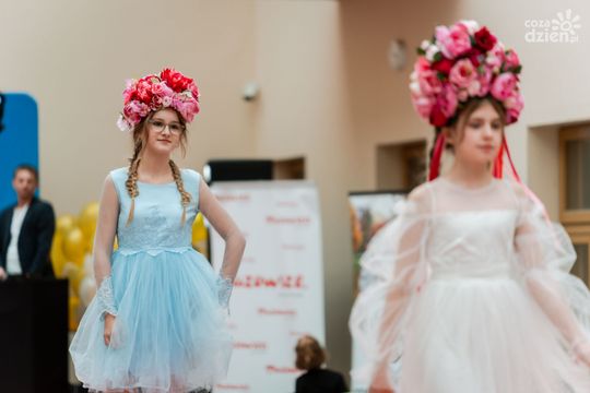 Pokaz kolekcji mody dziecięcej inspirowanej folklorem Mazowsza (zdjęcia)