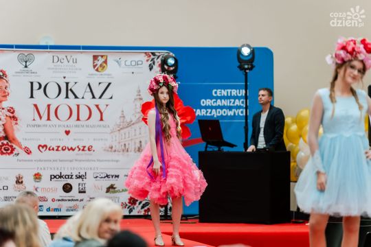Pokaz kolekcji mody dziecięcej inspirowanej folklorem Mazowsza (zdjęcia)