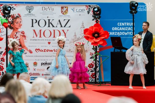 Pokaz kolekcji mody dziecięcej inspirowanej folklorem Mazowsza (zdjęcia)