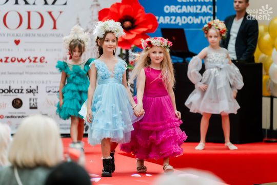 Pokaz kolekcji mody dziecięcej inspirowanej folklorem Mazowsza (zdjęcia)