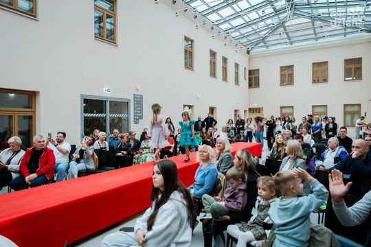 Pokaz kolekcji mody dziecięcej inspirowanej folklorem Mazowsza (zdjęcia)