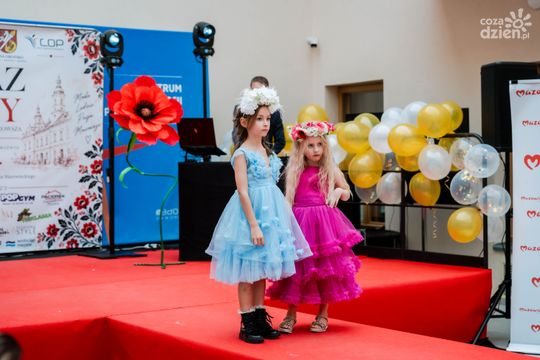 Pokaz kolekcji mody dziecięcej inspirowanej folklorem Mazowsza (zdjęcia)