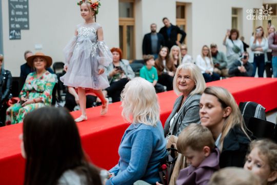 Pokaz kolekcji mody dziecięcej inspirowanej folklorem Mazowsza (zdjęcia)