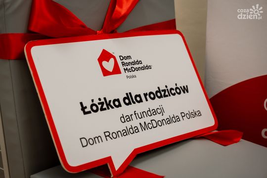 Przekazanie łóżek od Fundacji Dom Ronalda McDonalda (zdjęcia)