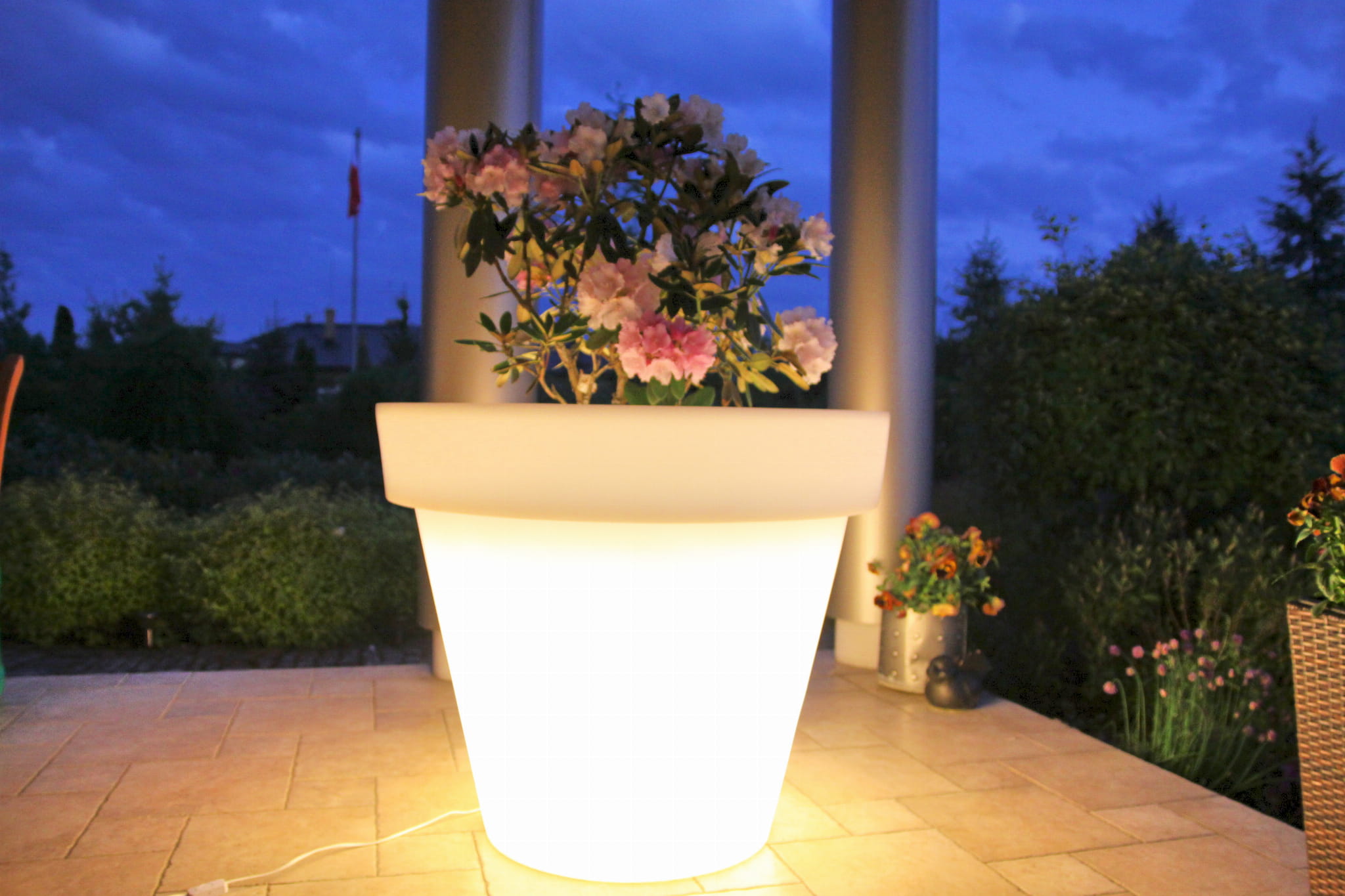 duza-donica-saturn-z-podswietleniem