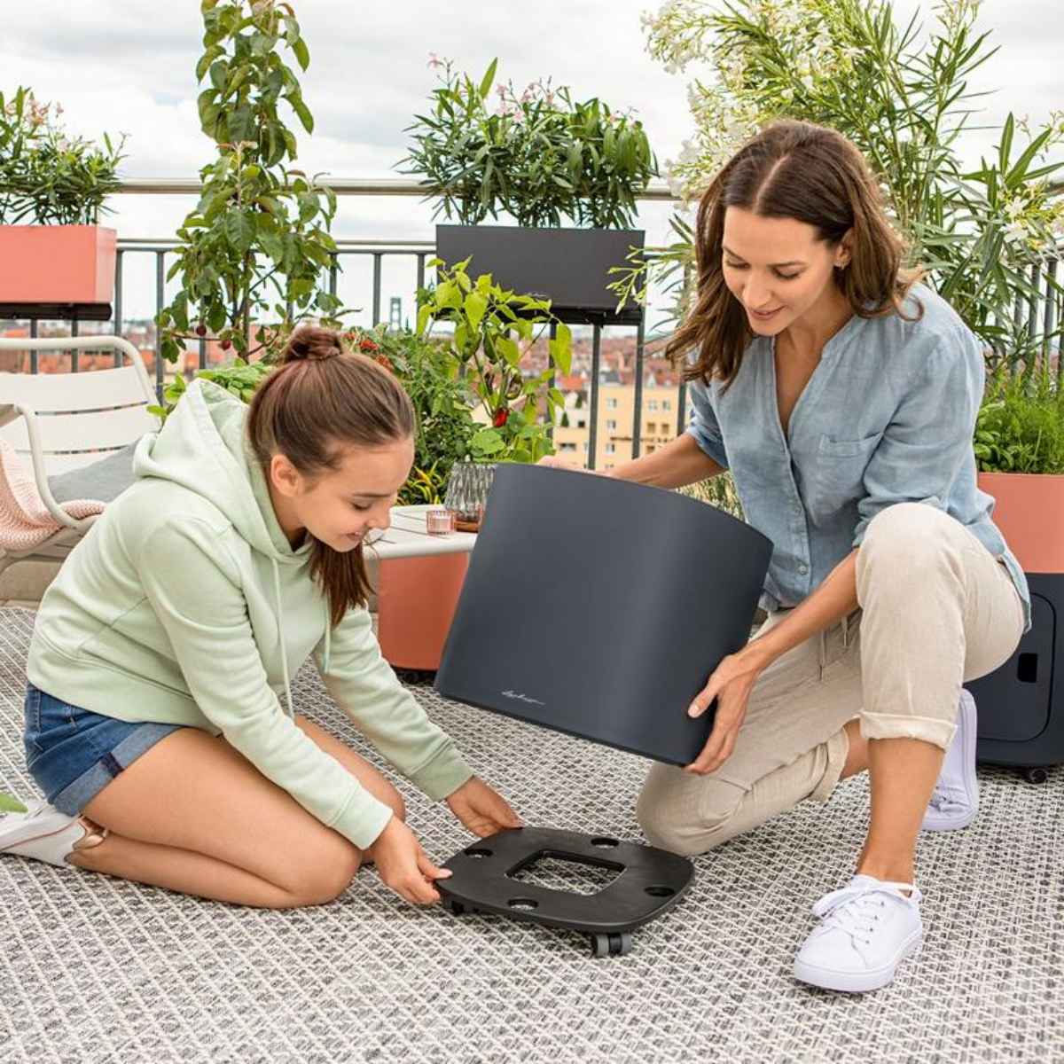 podstawa-na-kolkach-do-donicy-pila-ulatwia-przestawianie-nawet-obciazonej-donicy