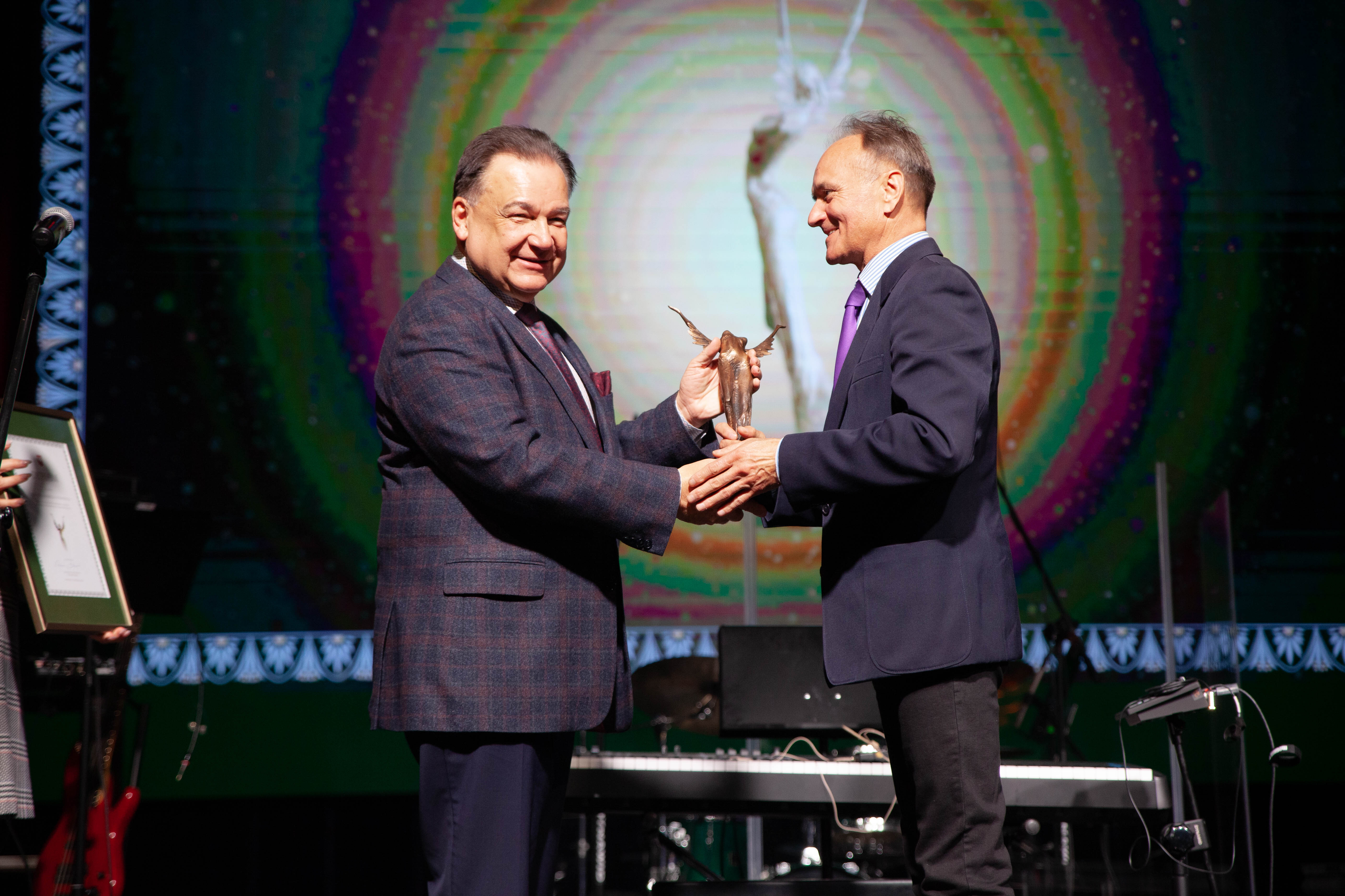 zygmunt-andrzej-lukomski-odebral-nagrode-z-rak-marszalka-adama-struzika