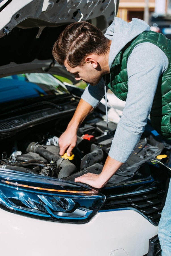 2mlodymezczyznanaprawiaswojsamochod