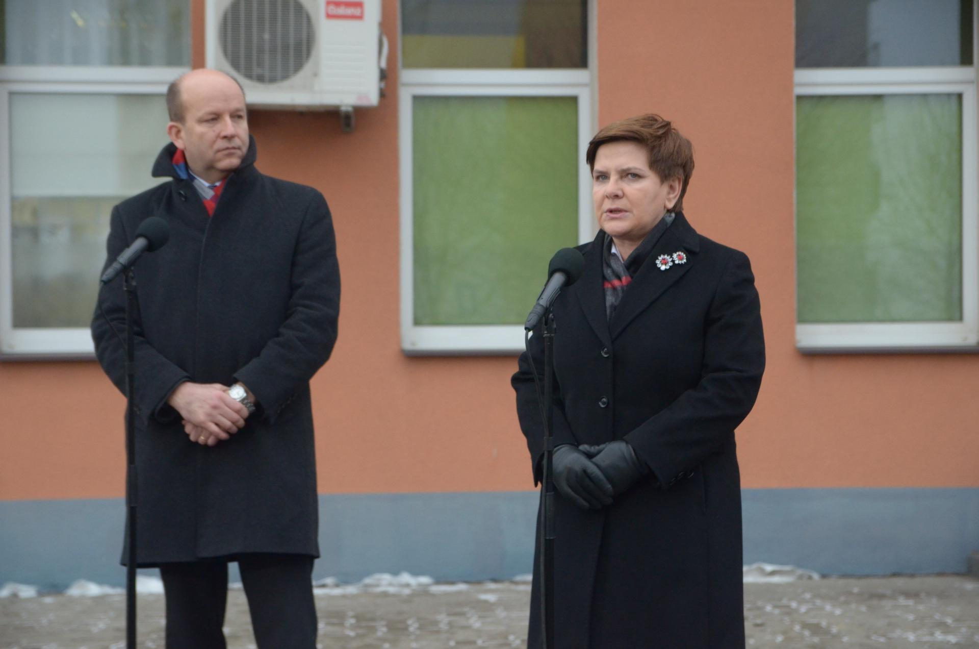 Beata Szydło i Konstaty Radziwiłl przed przychodnią na Południu