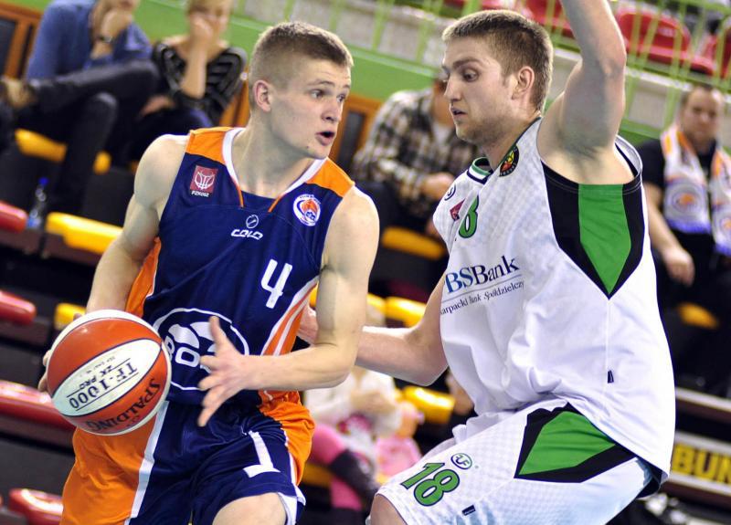 Kuba Stanios( z lewej przy piłce) jeden z utalentowanych zawodników Rosy Radom