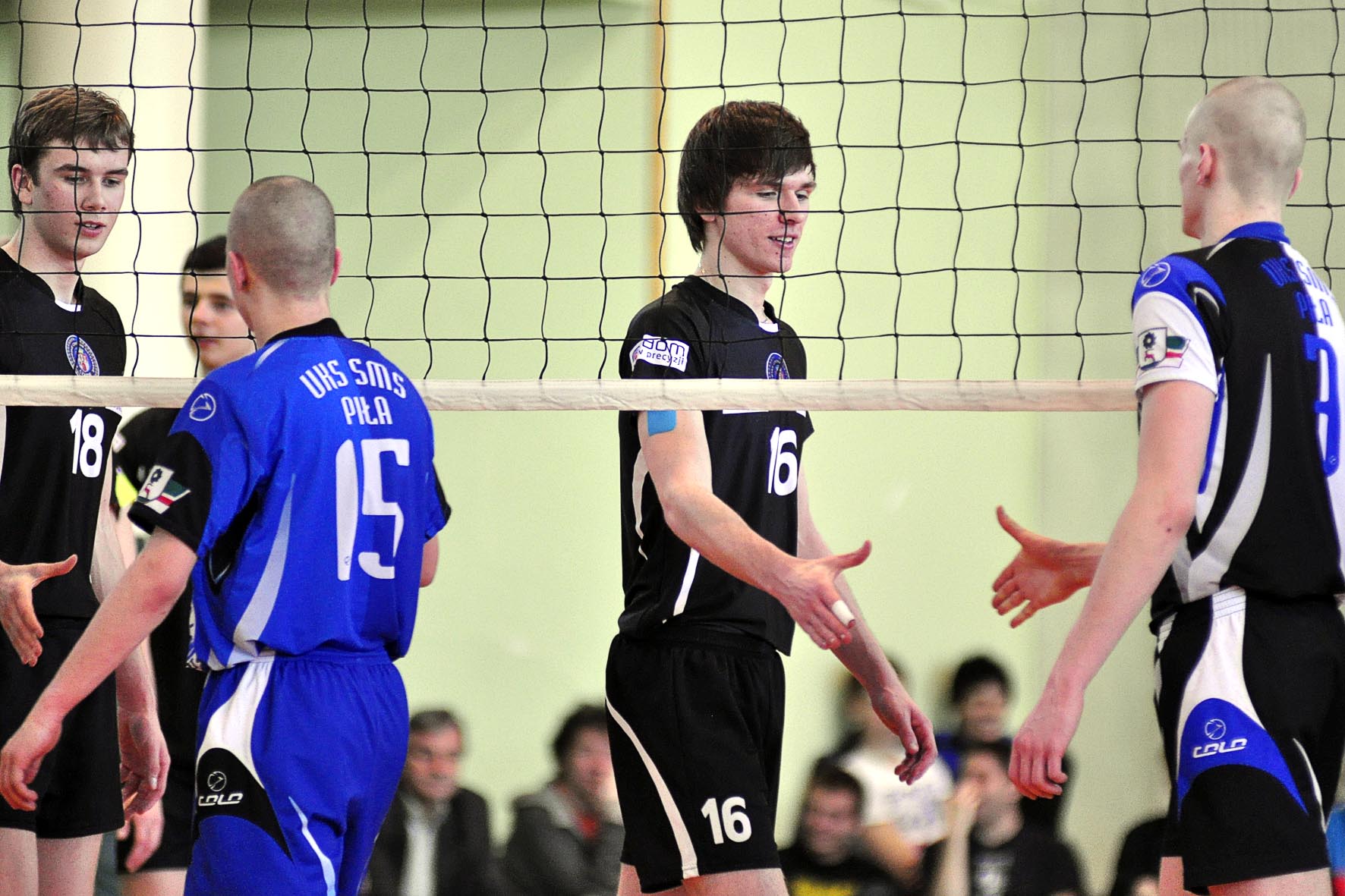 Łukasz Łapszyski (w środku) od przyszłego sezonu będzie występować w Cuprum Lubin