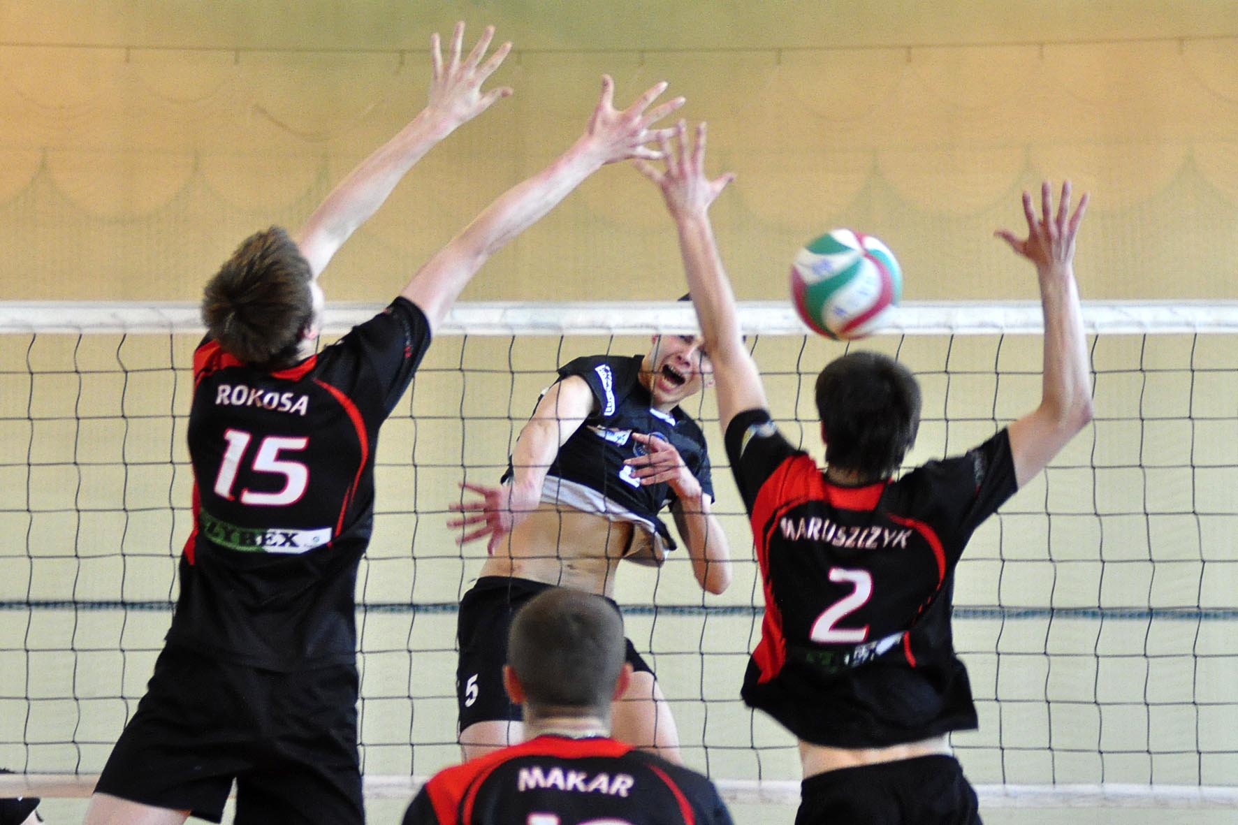 W ataku Orczyk(Czarni) w bloku Maruszczyk i Rokosa (Częstochowa)