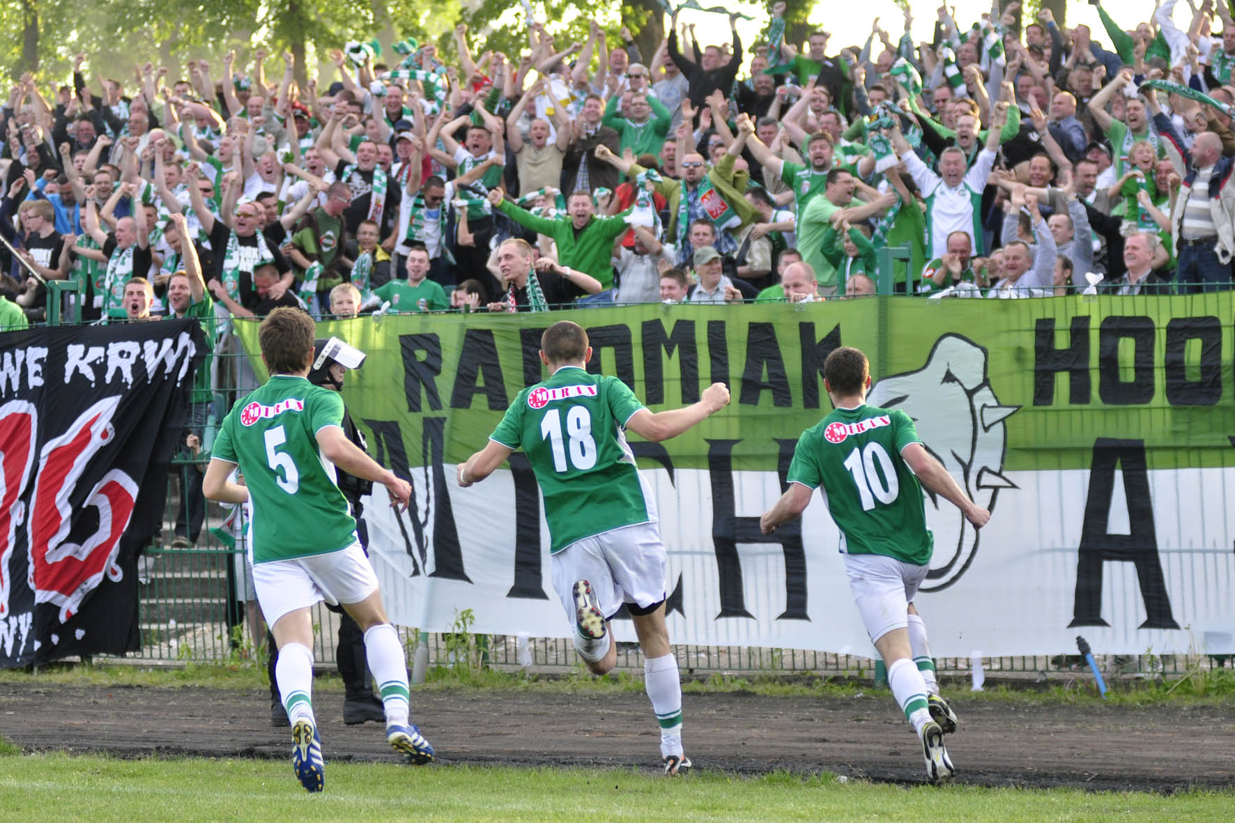 Radość kibiców i zawodników Radomiaka po bramce w doliczonym czasie gry przez Marcina Figla Radość kibiców i zawodników Radomiaka po bramce w doliczonym czasie gry przez Marcina Figla