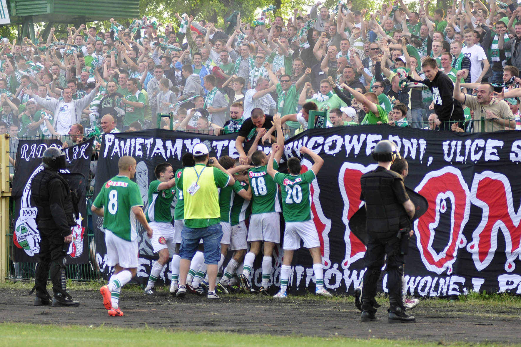 Radość zawodników i kibiców Radomiaka po golu Marcina Figla w derboym spotkaniu - czy radość będzie również w Ostrołęce?