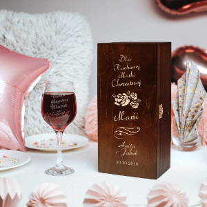 kieliszek-do-wina-w-skrzynce-z-grawerem-dla-ojca-chrzestnego-ciemny-braz