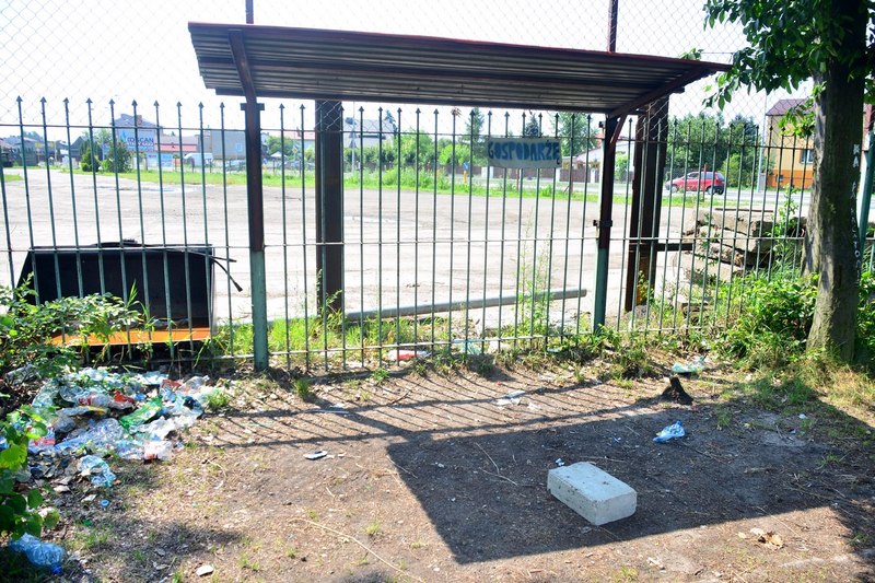 ławka rezerwowych na boisku przy ul Słowackiego fot. M S