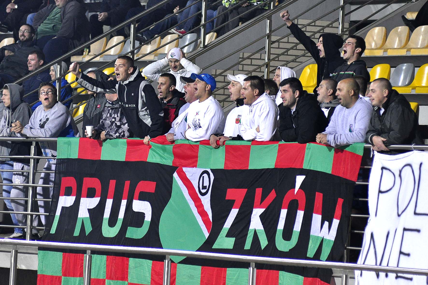 kibice z Pruszkowa wyszli w II połowie gry ze stadionu Znicza - kibiców Radomiaka nie wpuszczono na mecz fot. S W 