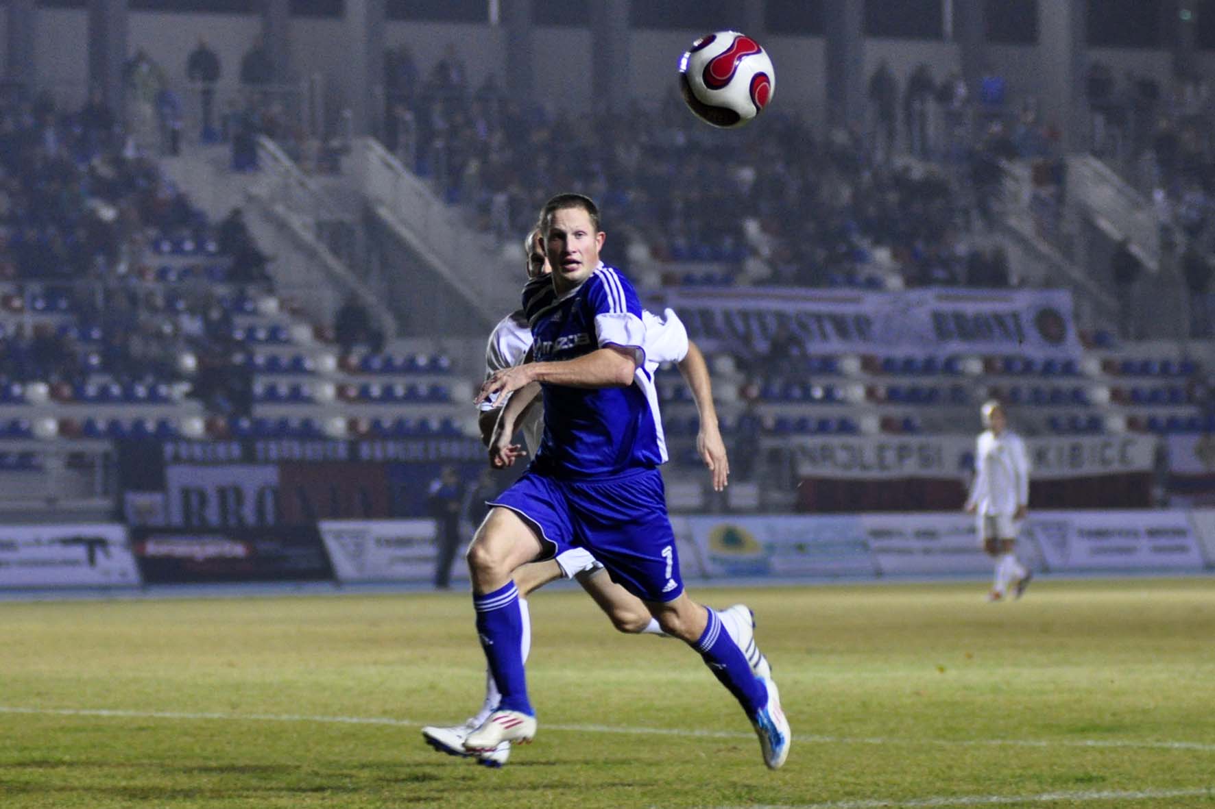 Piłkarze Broni, będą faworytami sobotniej konfrontacji z Mazurem Karczew fot. S W